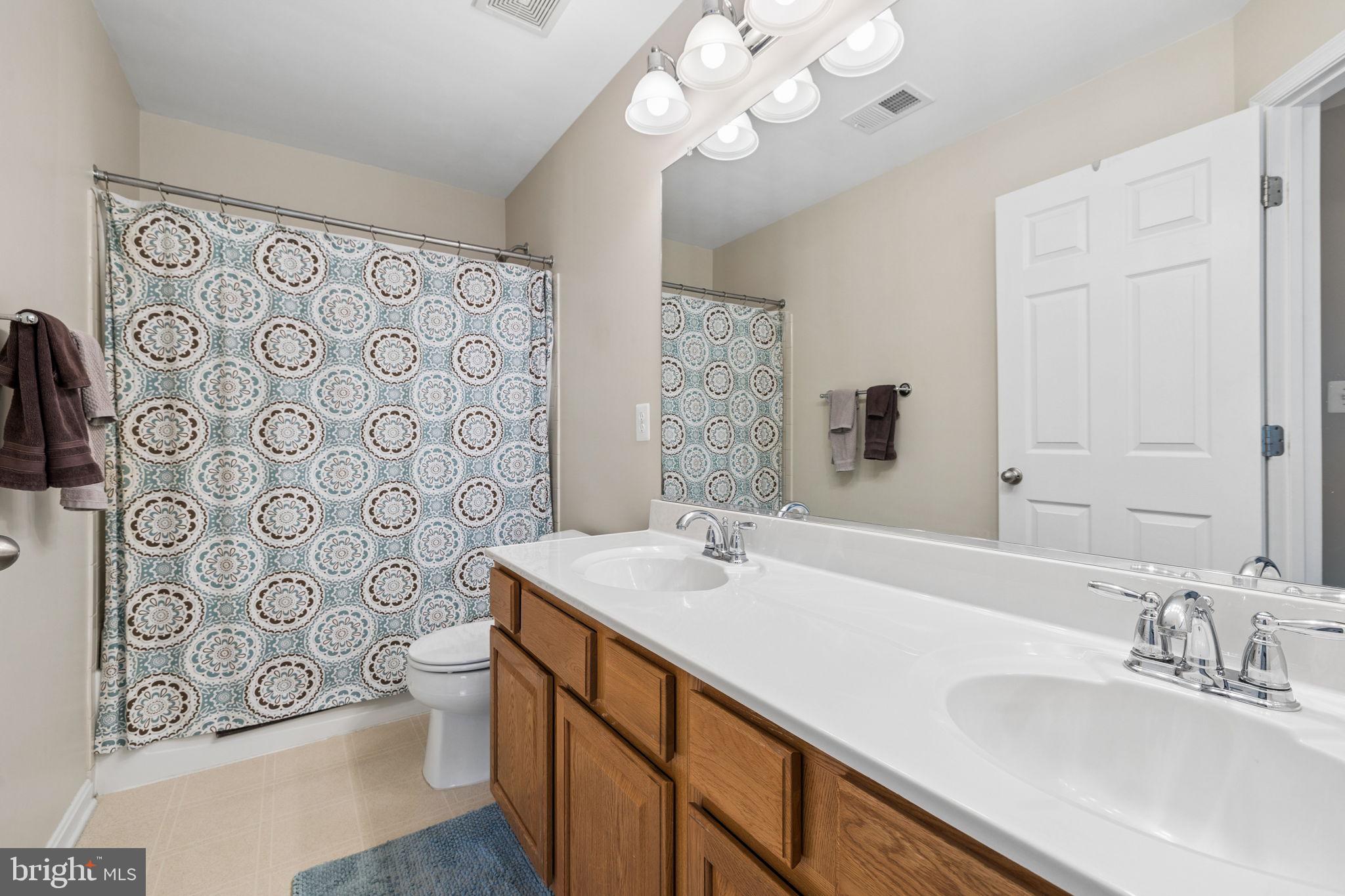 5413 Loggerhead Place Woodbridge, VA 22193 - Photo 32 of 48 Full Bathroom - Upper level Hallway