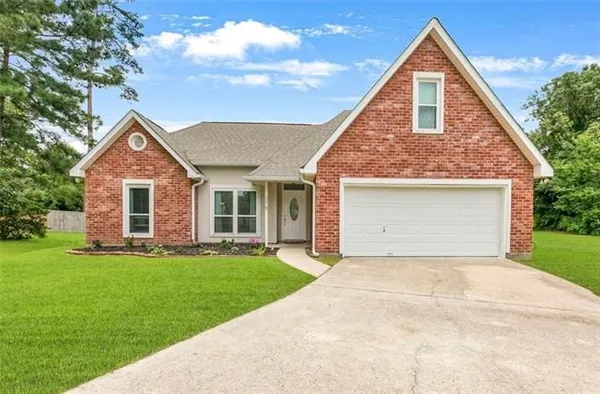 $2,400 | 316 Live Oak Court, Mandeville, LA 70471