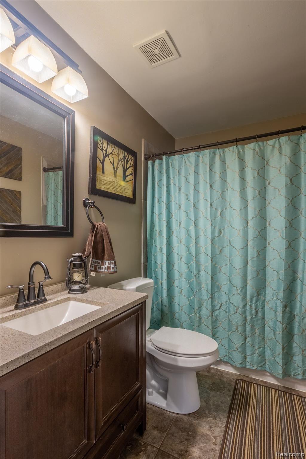 19426 Rensellor Street Livonia, MI 48152 - Photo 15 of 39 Rensellor_19426-Entry-Full Bath -21.jpg