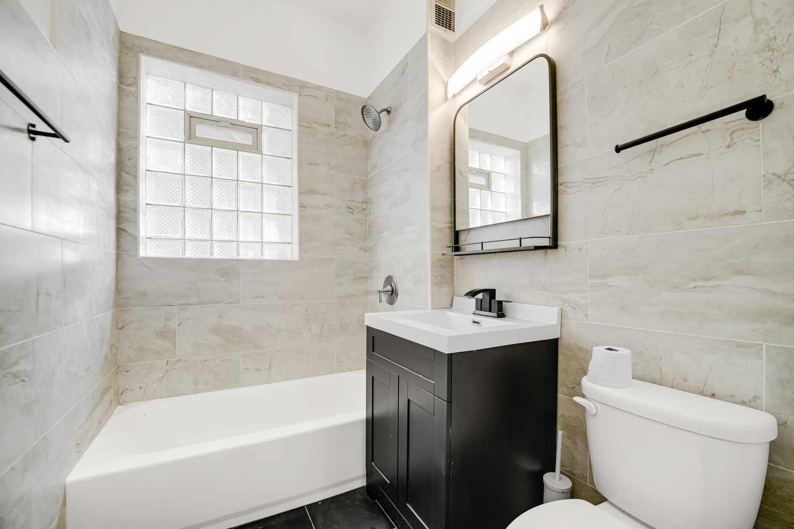 928 East 46th Street Chicago, IL 60653 - Photo 18 of 25 a bathroom with a toilet sink and bathtub