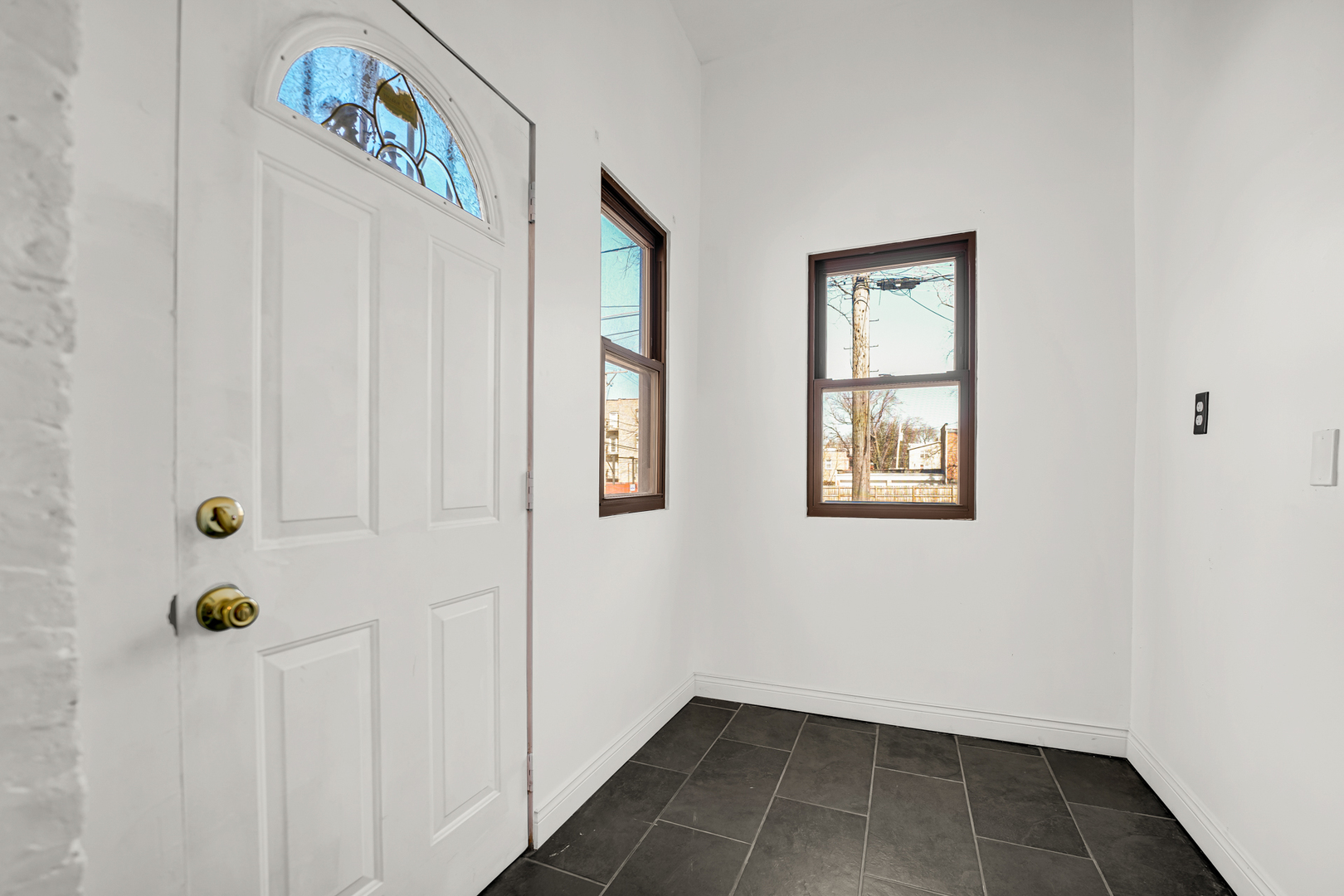 928 East 46th Street Chicago, IL 60653 - Photo 21 of 25 a view of an entryway with wooden floor