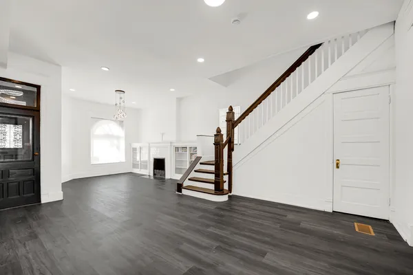 $469,000 | 928 East 46th Street, Chicago, IL 60653