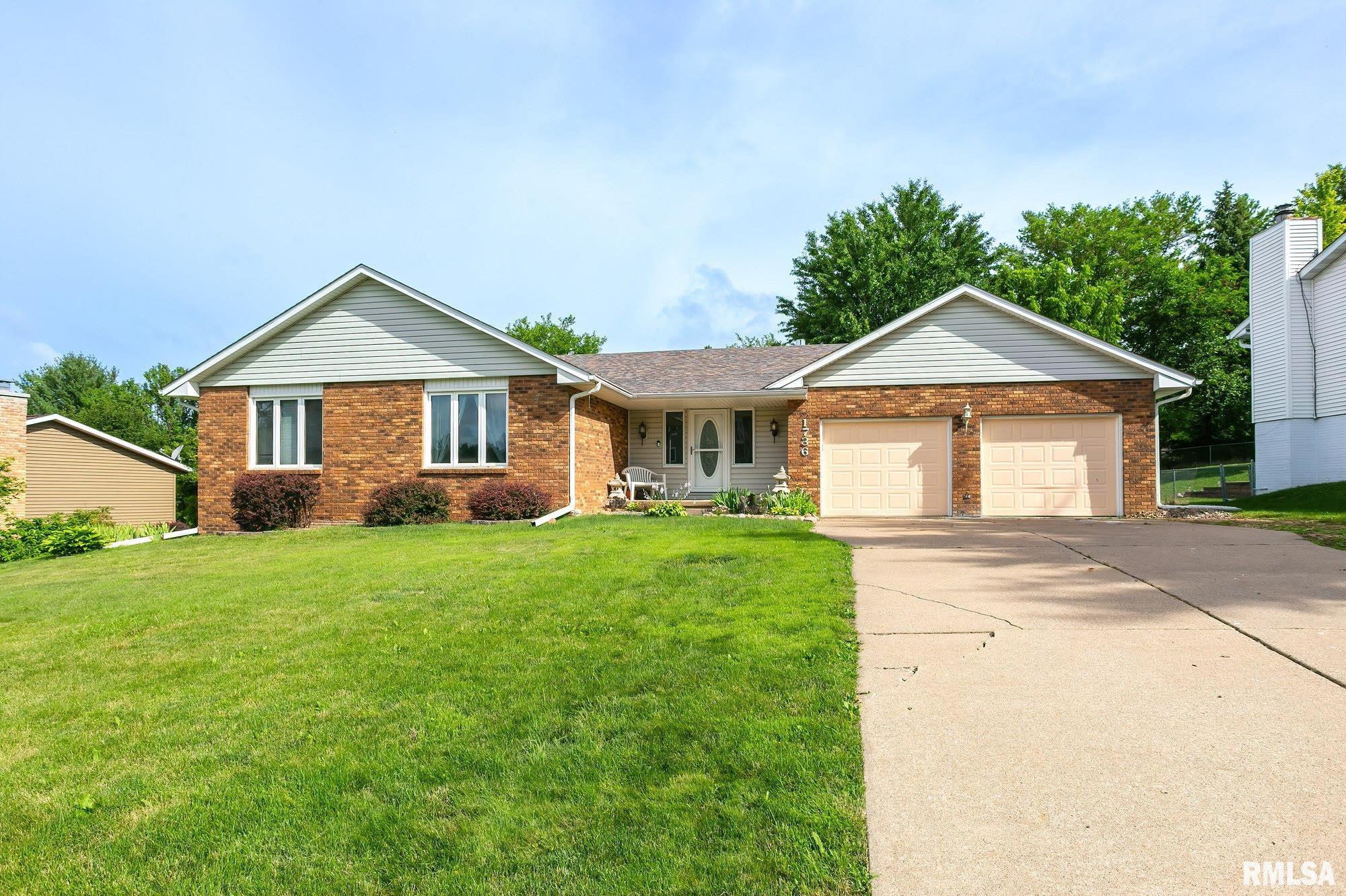 1736 Winding Hill Road Davenport, IA 52807 - Photo 2 of 28 Gallery Image 2