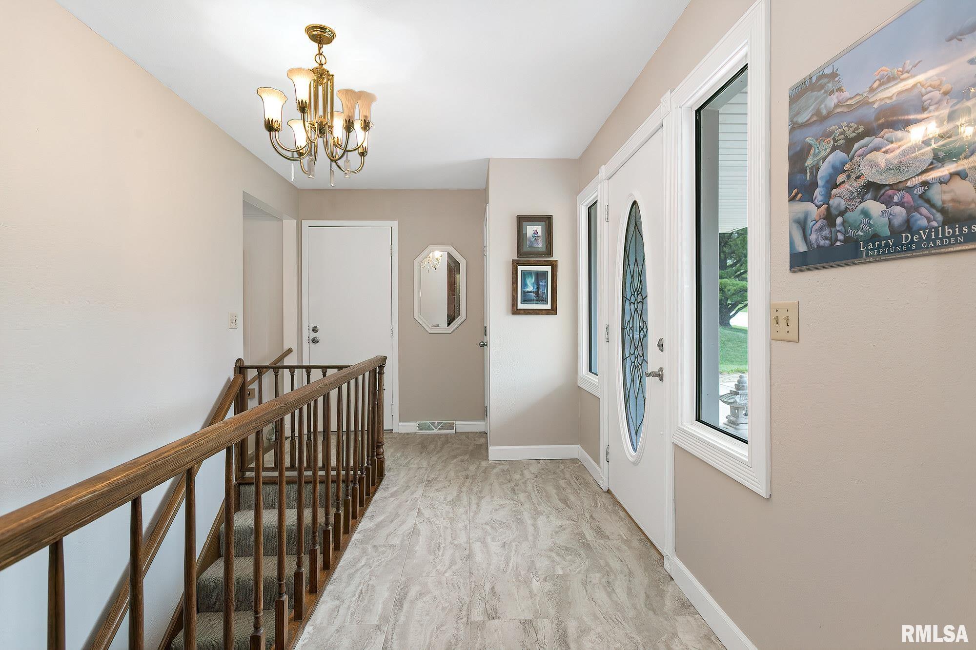 1736 Winding Hill Road Davenport, IA 52807 - Photo 3 of 28 Gallery Image 3