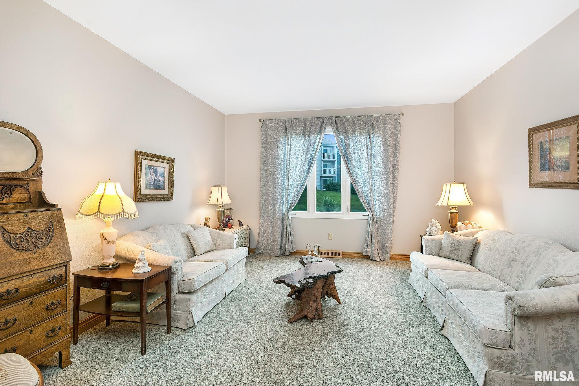 1736 Winding Hill Road Davenport, IA 52807 - Photo 4 of 28 Gallery Image 4