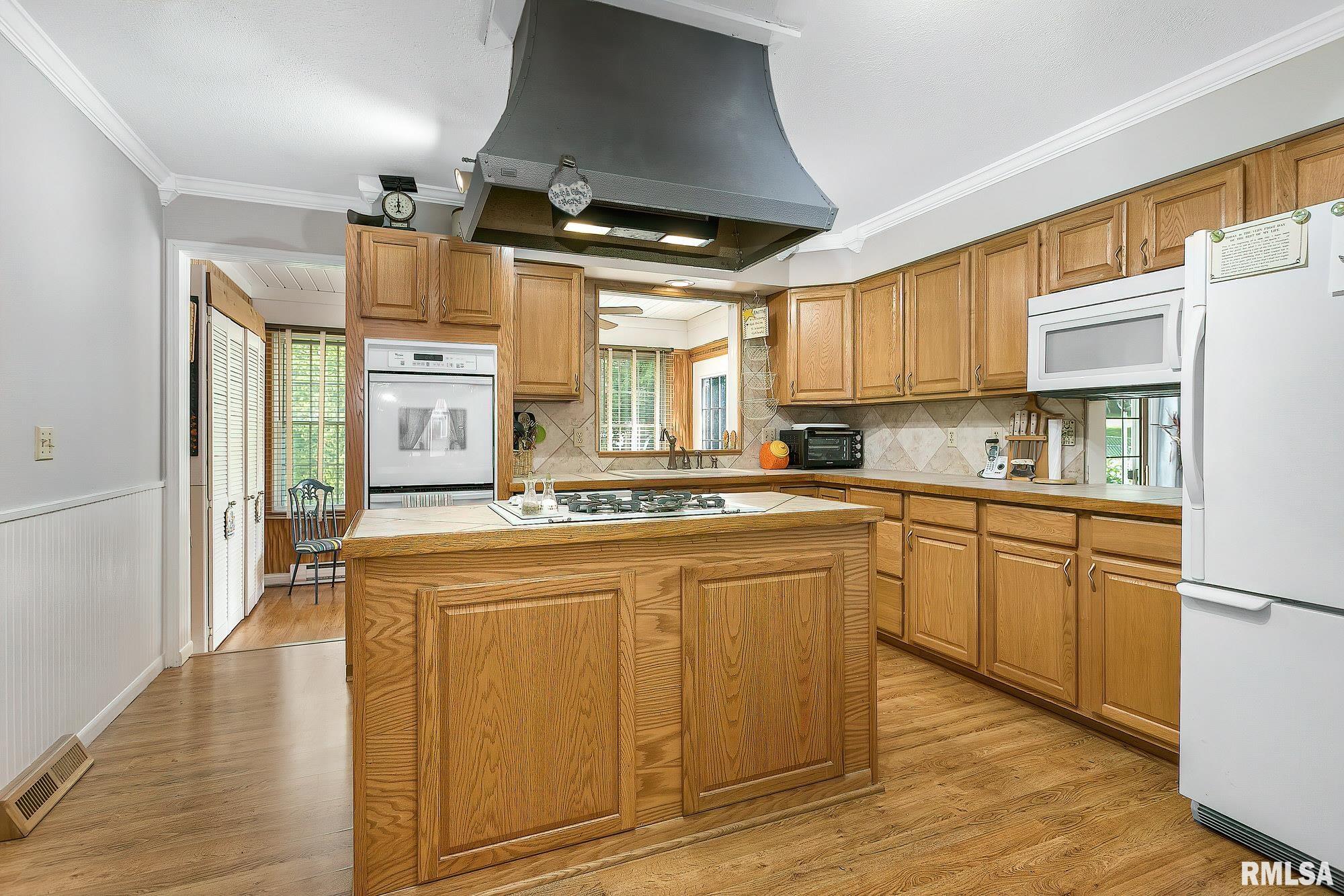 1736 Winding Hill Road Davenport, IA 52807 - Photo 8 of 28 Gallery Image 8