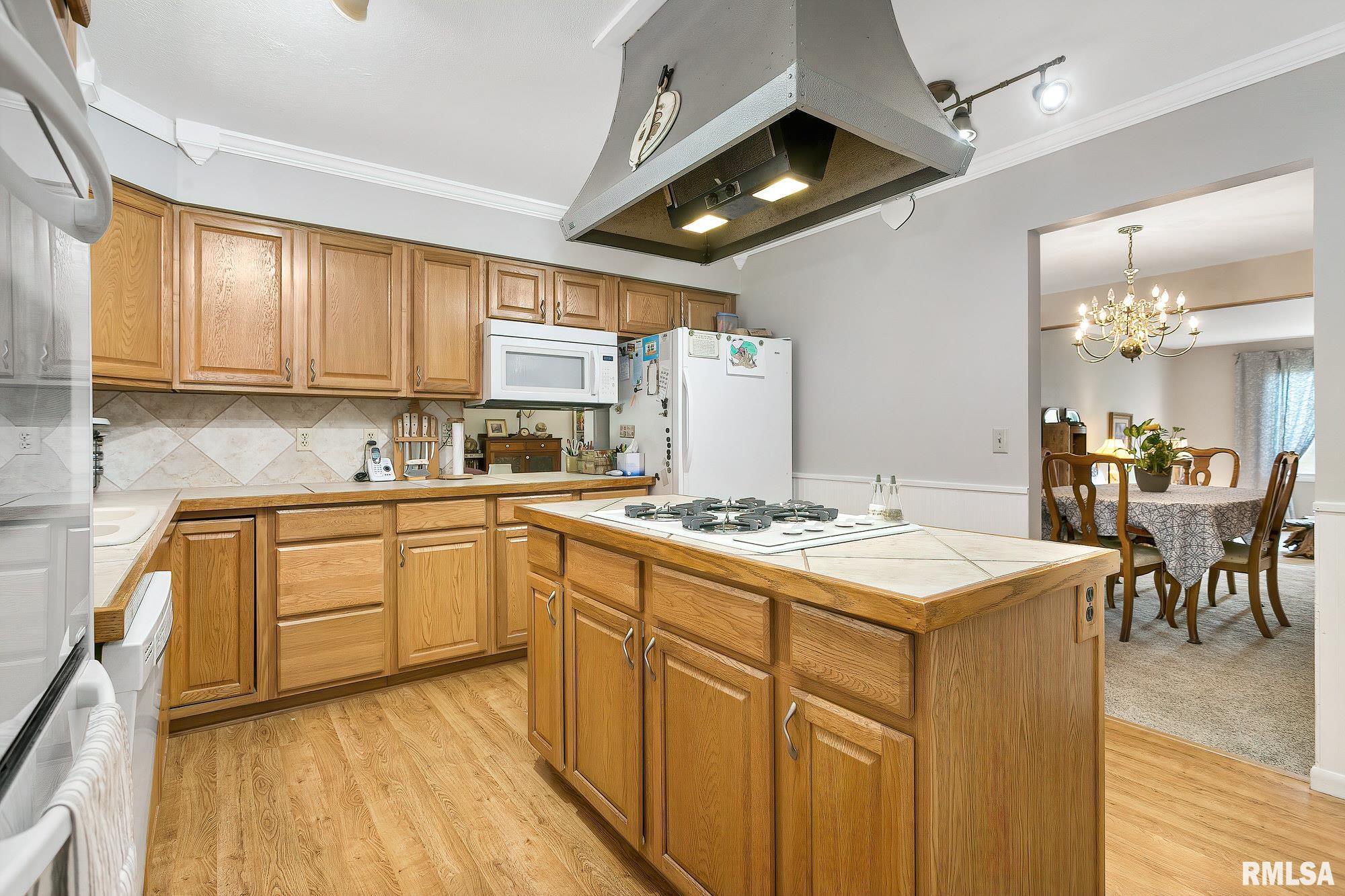 1736 Winding Hill Road Davenport, IA 52807 - Photo 9 of 28 Gallery Image 9