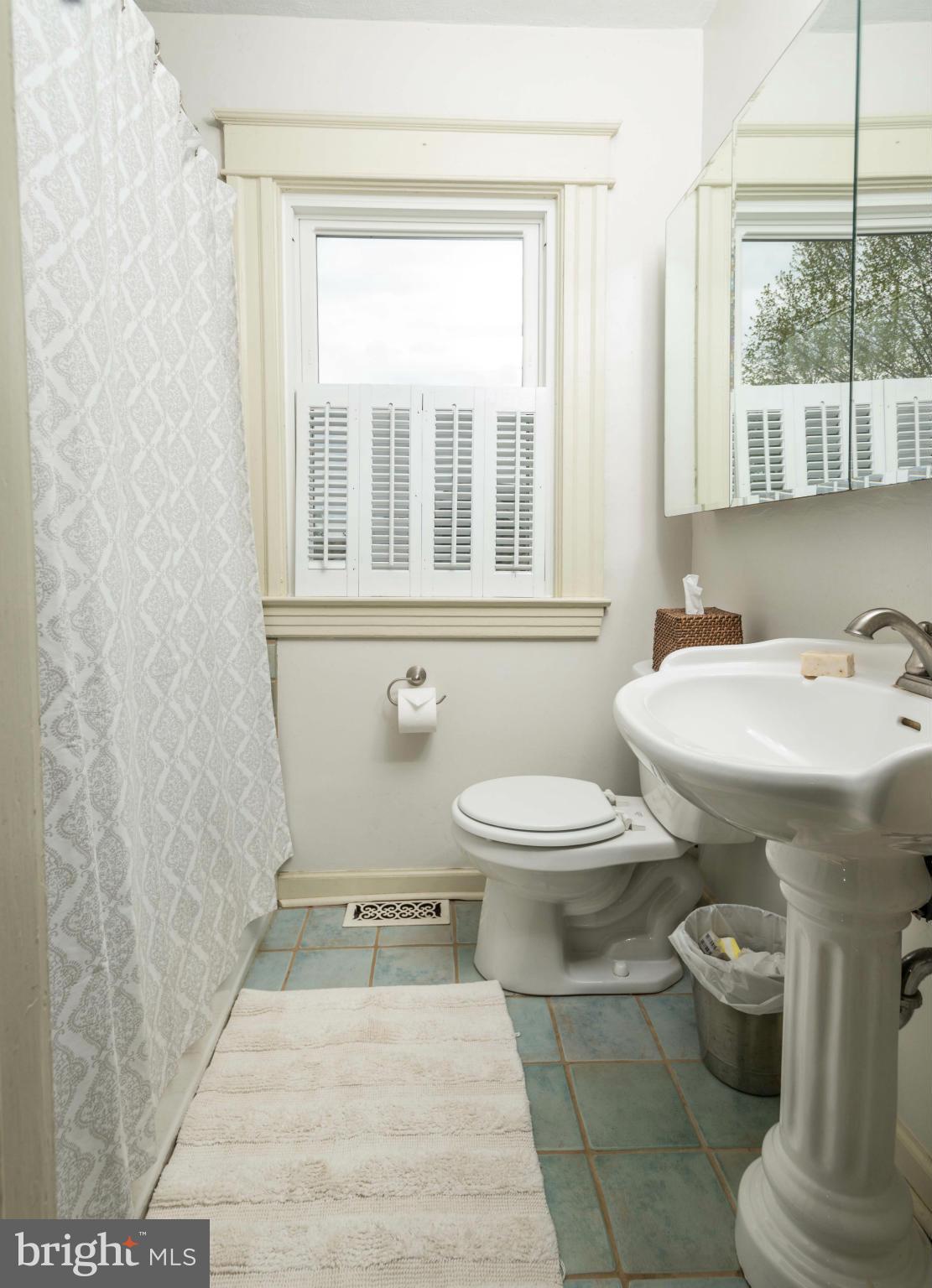1015 Overbrook Road Baltimore, MD 21239 - Photo 13 of 18 2nd floor Bath