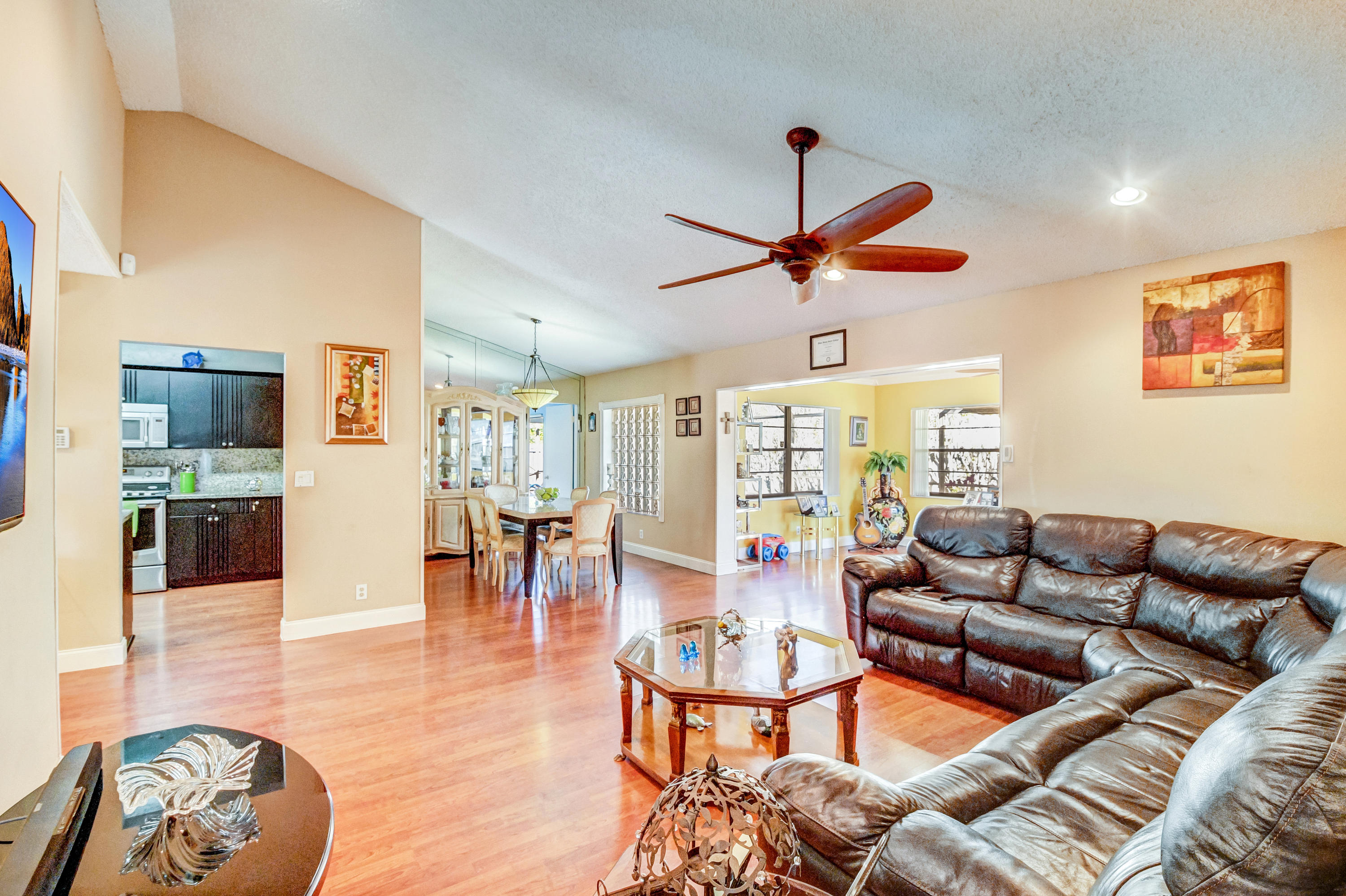 9261 Southampton Place Boca Raton, FL 33434 - Photo 11 of 66 Main living area