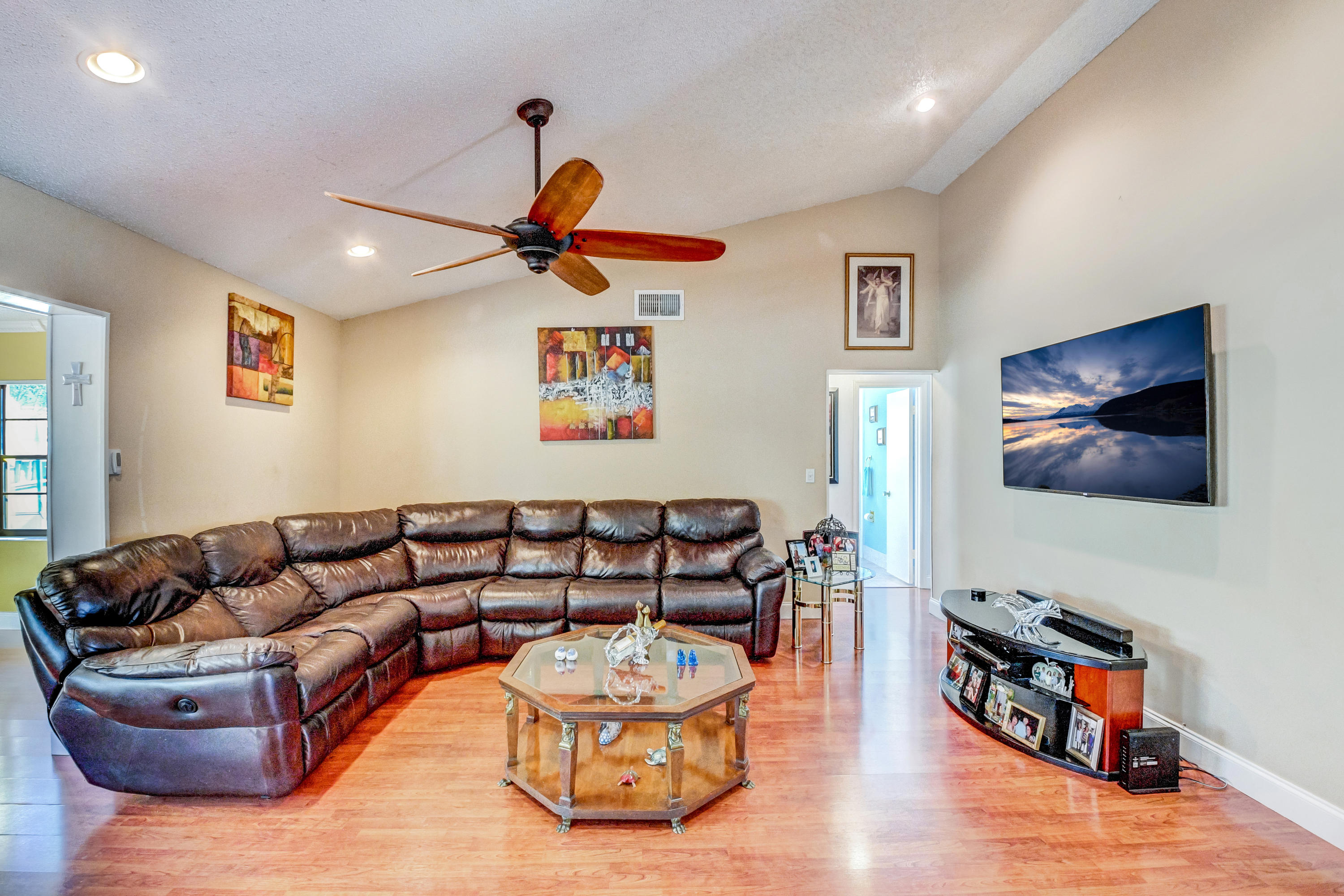 9261 Southampton Place Boca Raton, FL 33434 - Photo 20 of 66 Vaulted Ceiling