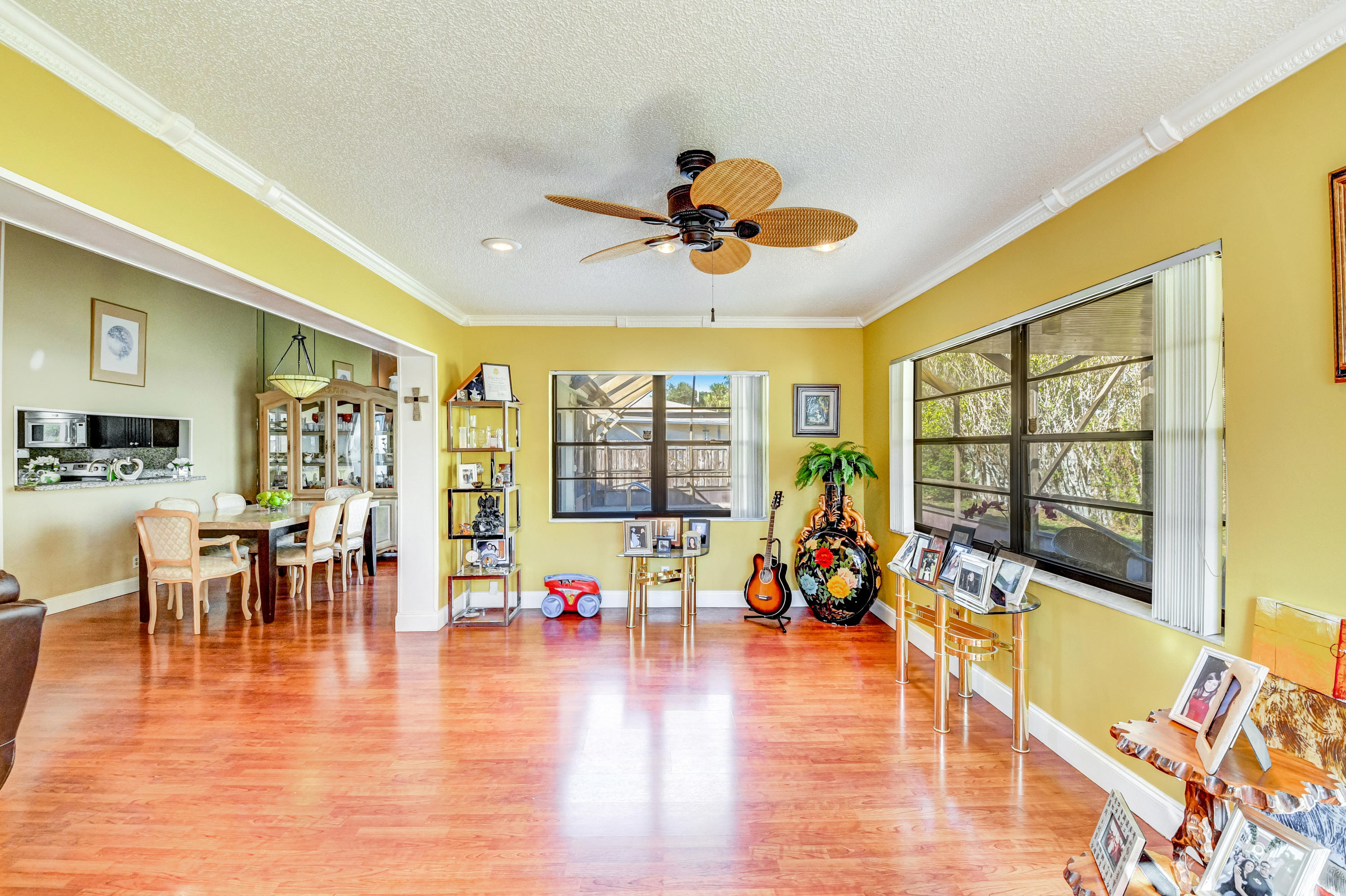 9261 Southampton Place Boca Raton, FL 33434 - Photo 24 of 66 Crown molding