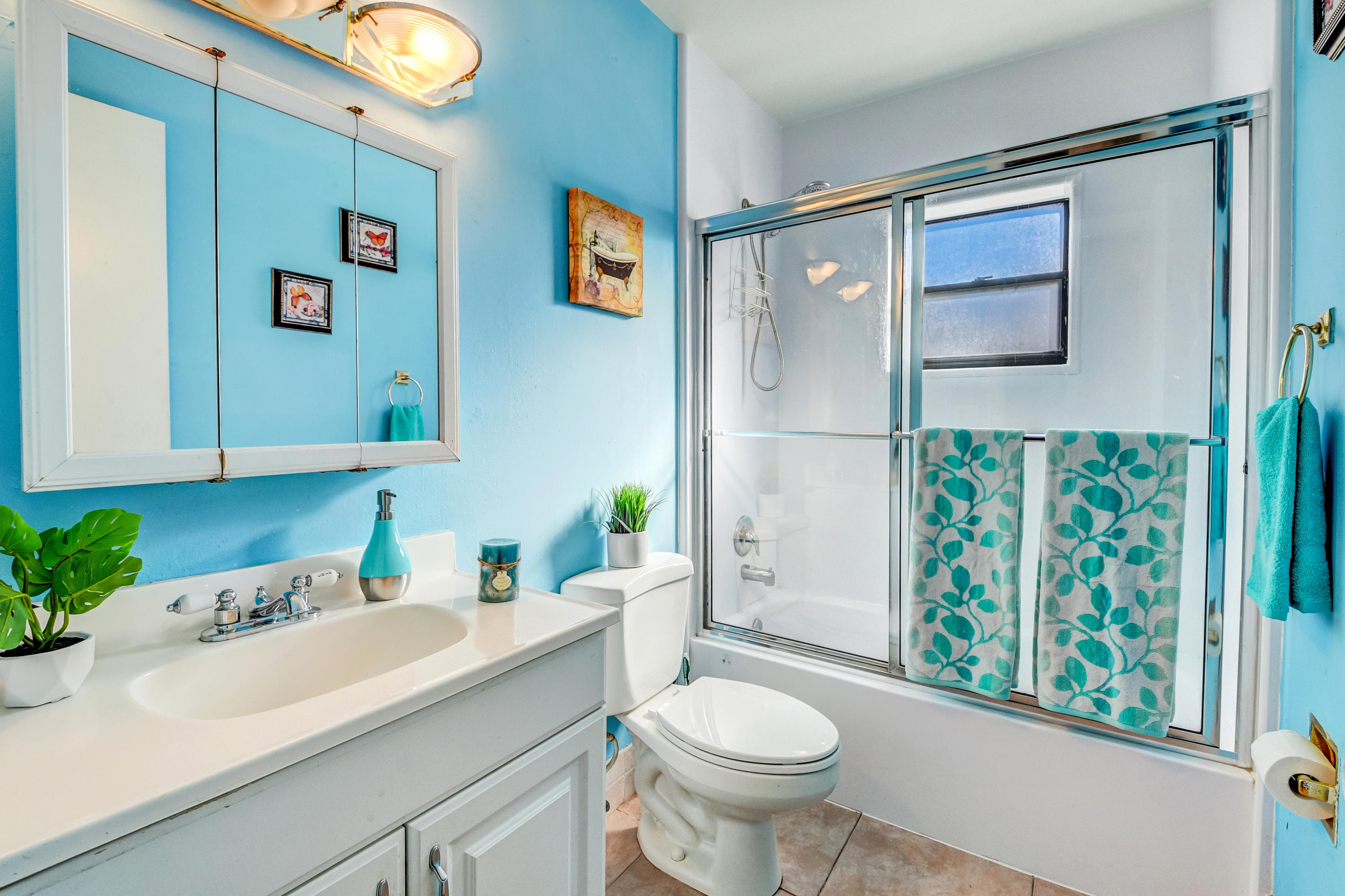 9261 Southampton Place Boca Raton, FL 33434 - Photo 35 of 66 Guest bath