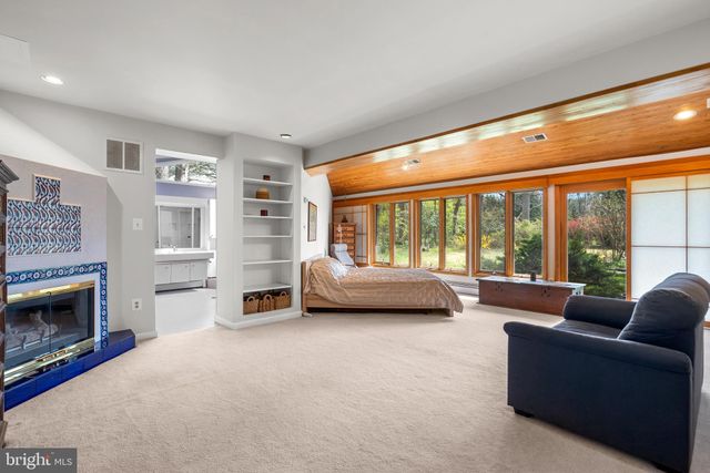 a view of a livingroom with workspace