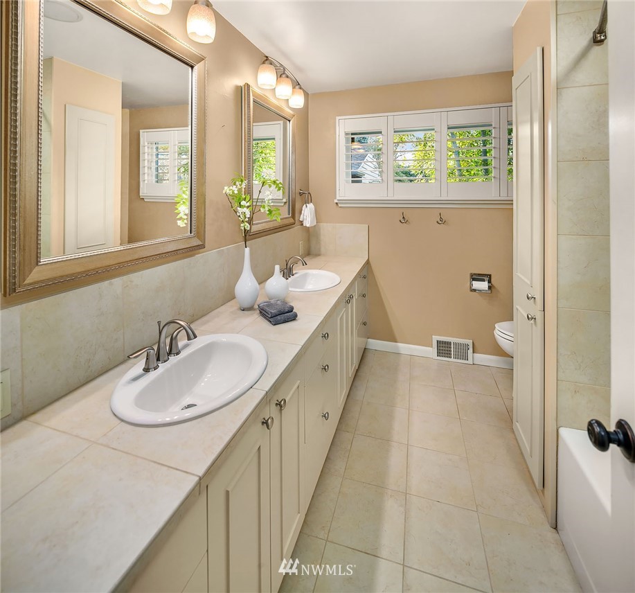 6570 Northeast Windermere Road Seattle, WA 98105 - Photo 24 of 37