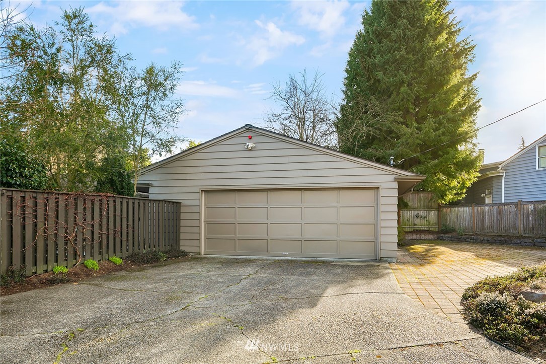 6570 Northeast Windermere Road Seattle, WA 98105 - Photo 30 of 37