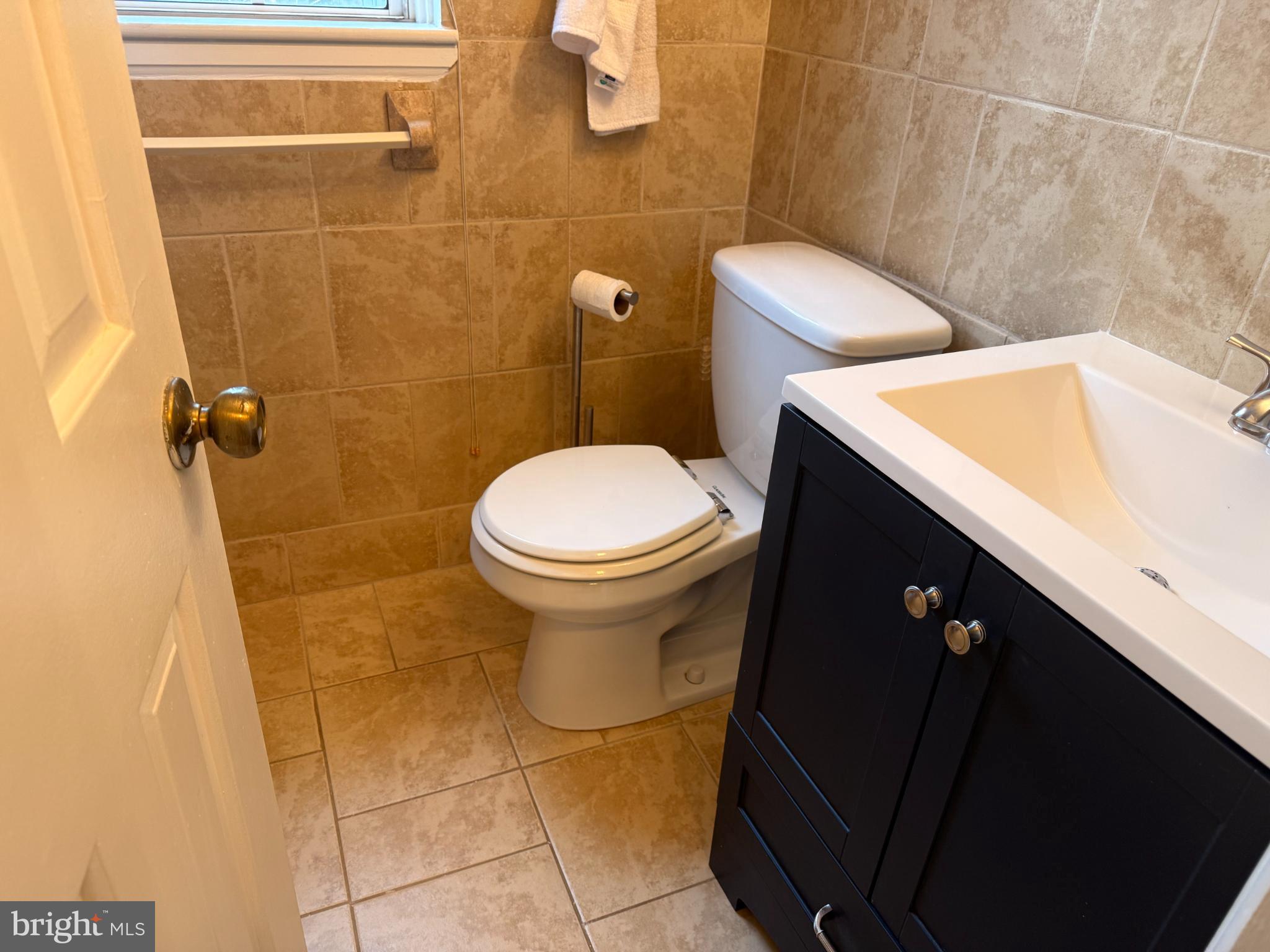 4640 31st Road South, Unit A1 Arlington, VA 22206 - Photo 4 of 15 a bathroom with a sink and a toilet