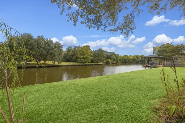$624,900 | 205 West Bayou Drive, Dickinson, TX 77539