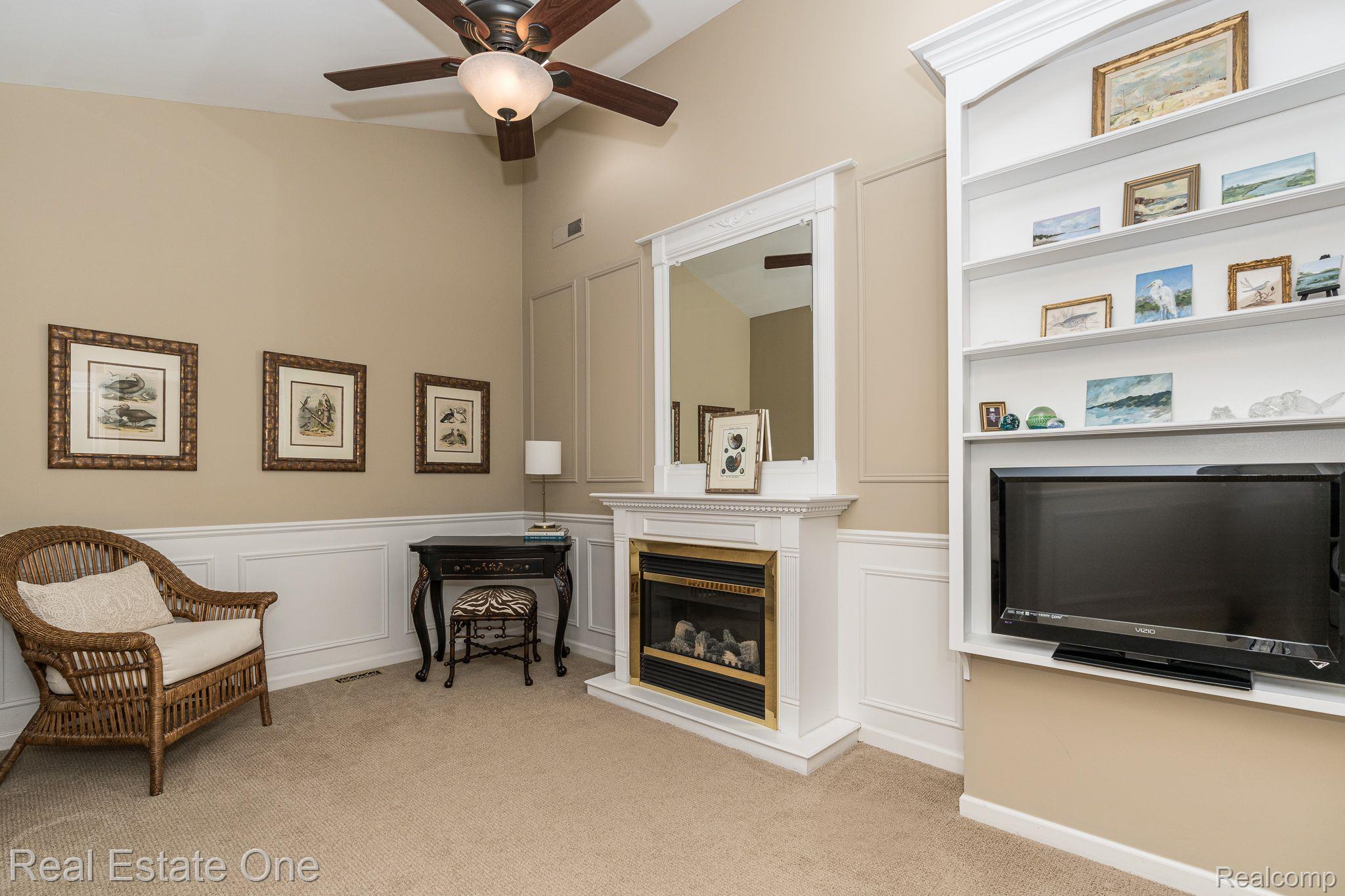 325 Wesley Street Rochester, MI 48307 - Photo 12 of 32 Primary bedroom sitting area