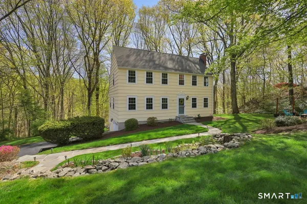 a view of a house with a yard