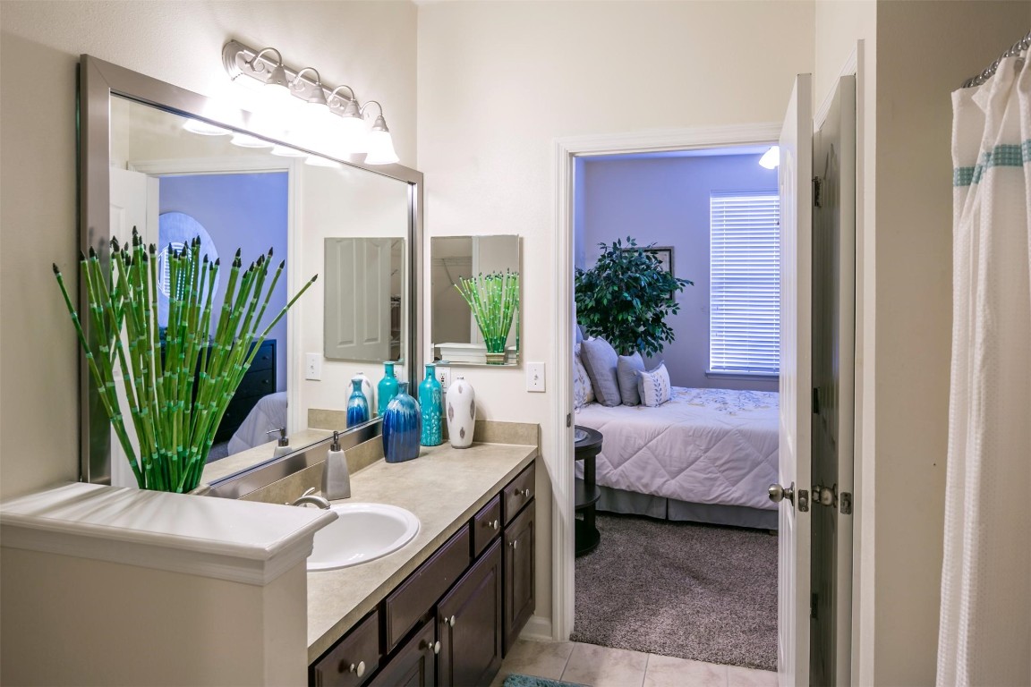 15270 Voss Road, Unit 733 Sugar Land, TX 77498 - Photo 5 of 13 a living room with furniture and a potted plant
