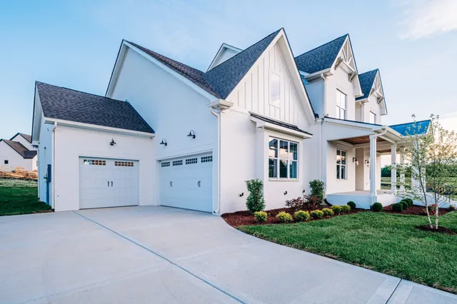 a view of a house with backyard and garden