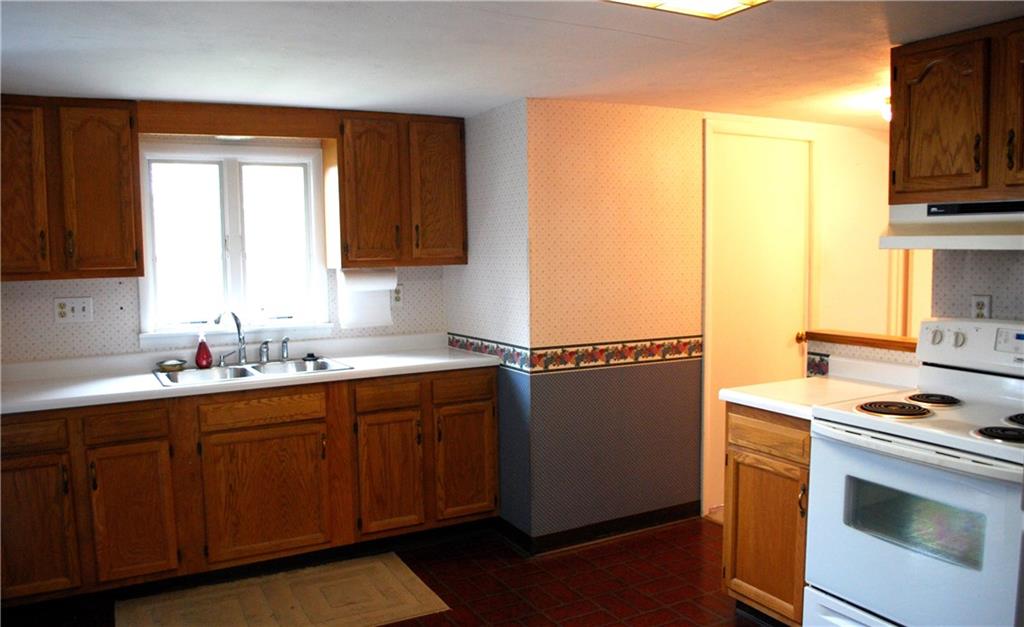250 Crestmont Road Pittsburgh, PA 15237 - Photo 17 of 23 Fully-equipped Eat-In Kitchen in the In-Law Suite on Upper Level.