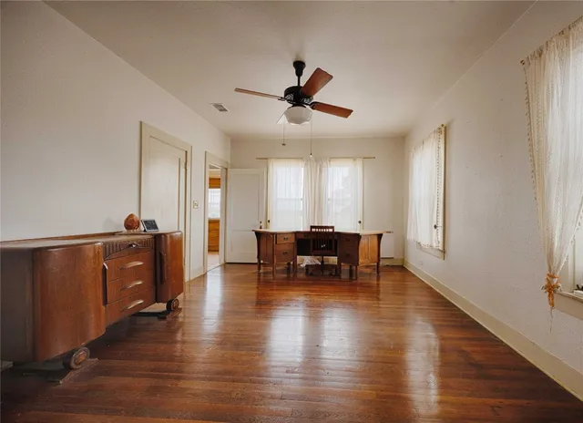 a view of a livingroom with furniture and a ceiling fan