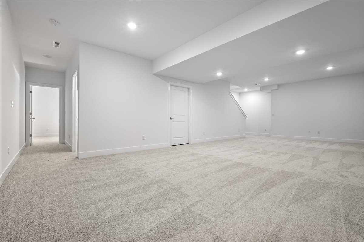 24 Stonehouse Court Bloomington, IL 61705 - Photo 37 of 45 an empty room with window and pillar in it