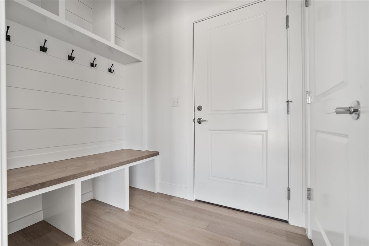 24 Stonehouse Court Bloomington, IL 61705 - Photo 7 of 45 a room with table and potted plants