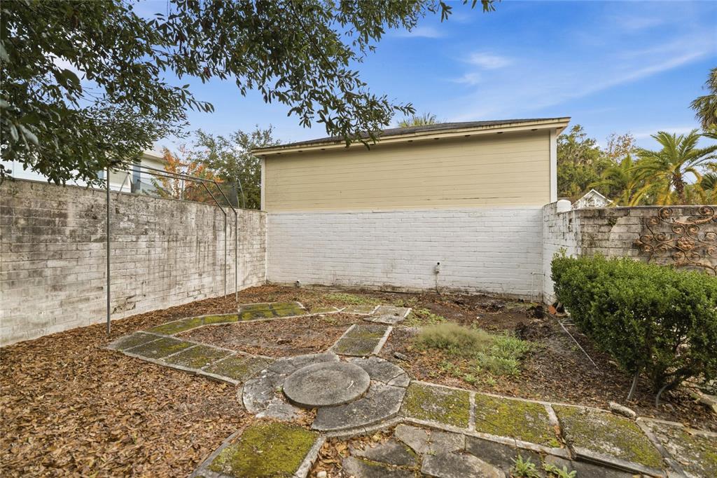 1226 Southeast 9th Avenue Ocala, FL 34471 - Photo 46 of 49 a view of a backyard