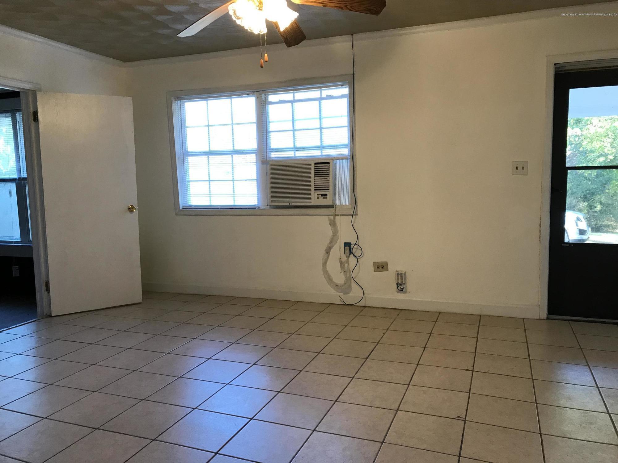 3240 J J Ranch Road Senatobia, MS 38668 - Photo 5 of 11 779B13CC-13A5-4F56-A15F-E316AB660AA3