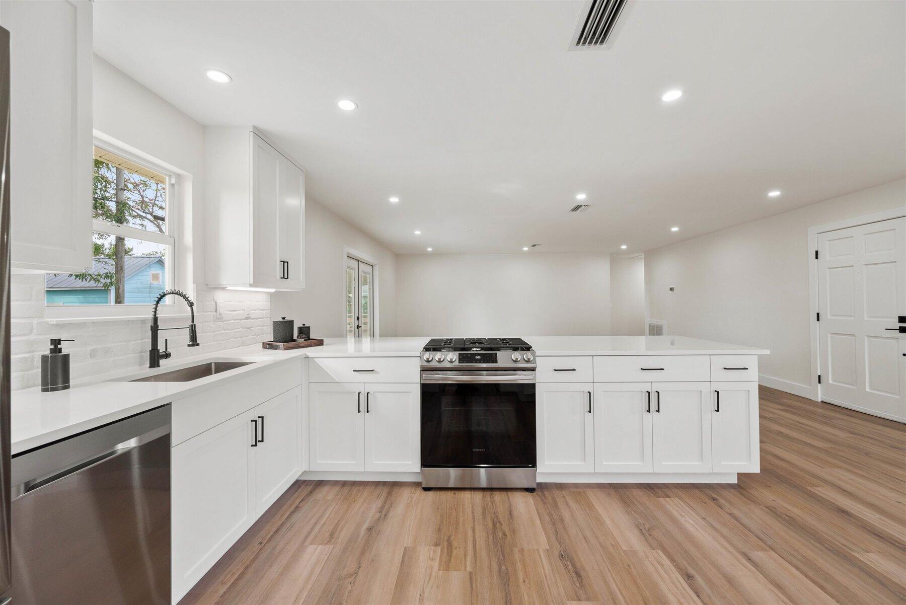 422 Pilgrim Road West Palm Beach, FL 33405 - Photo 10 of 44 14-DSC_5113