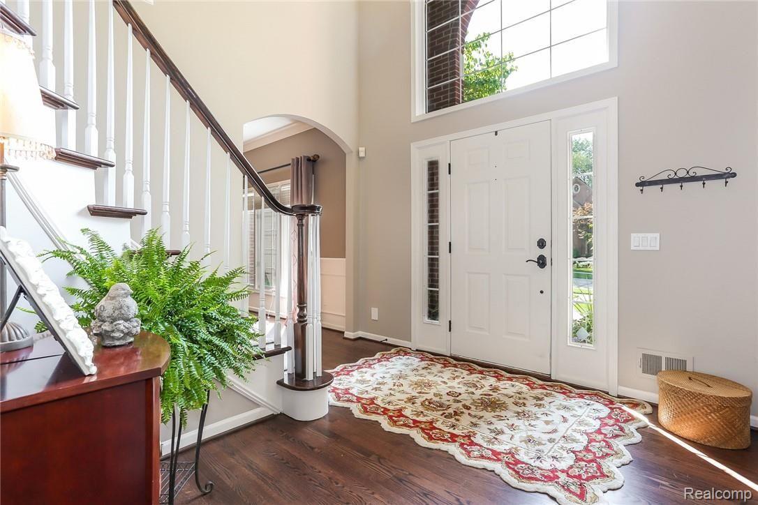 3758 Sleepy Fox Drive Rochester, MI 48309 - Photo 9 of 66 006-photo-foyer-6255292.jpg