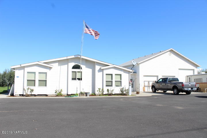 875 Division Road Zillah, WA 98953 - Photo 5 of 38 a view of a car park in front of a house