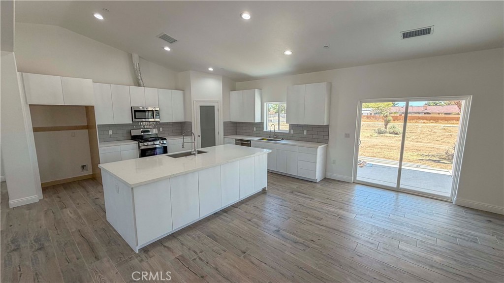 14416 Ricaree Road Apple Valley, CA 92307 - Photo 7 of 32
