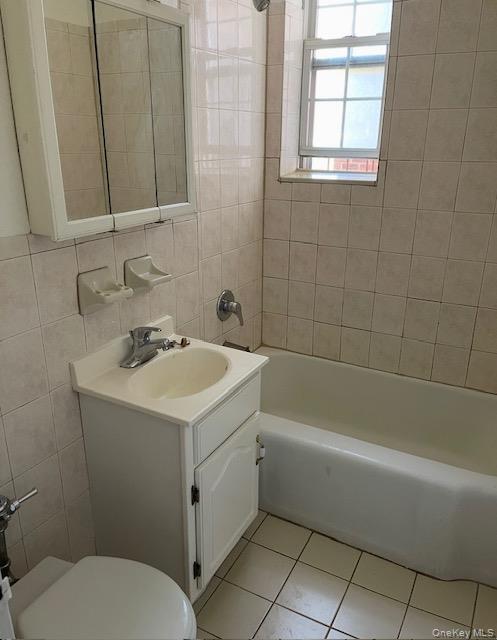 776 Bronx River Road, Unit B24 Bronxville, NY 10708 - Photo 2 of 10 a bathroom with a sink a toilet and bathtub