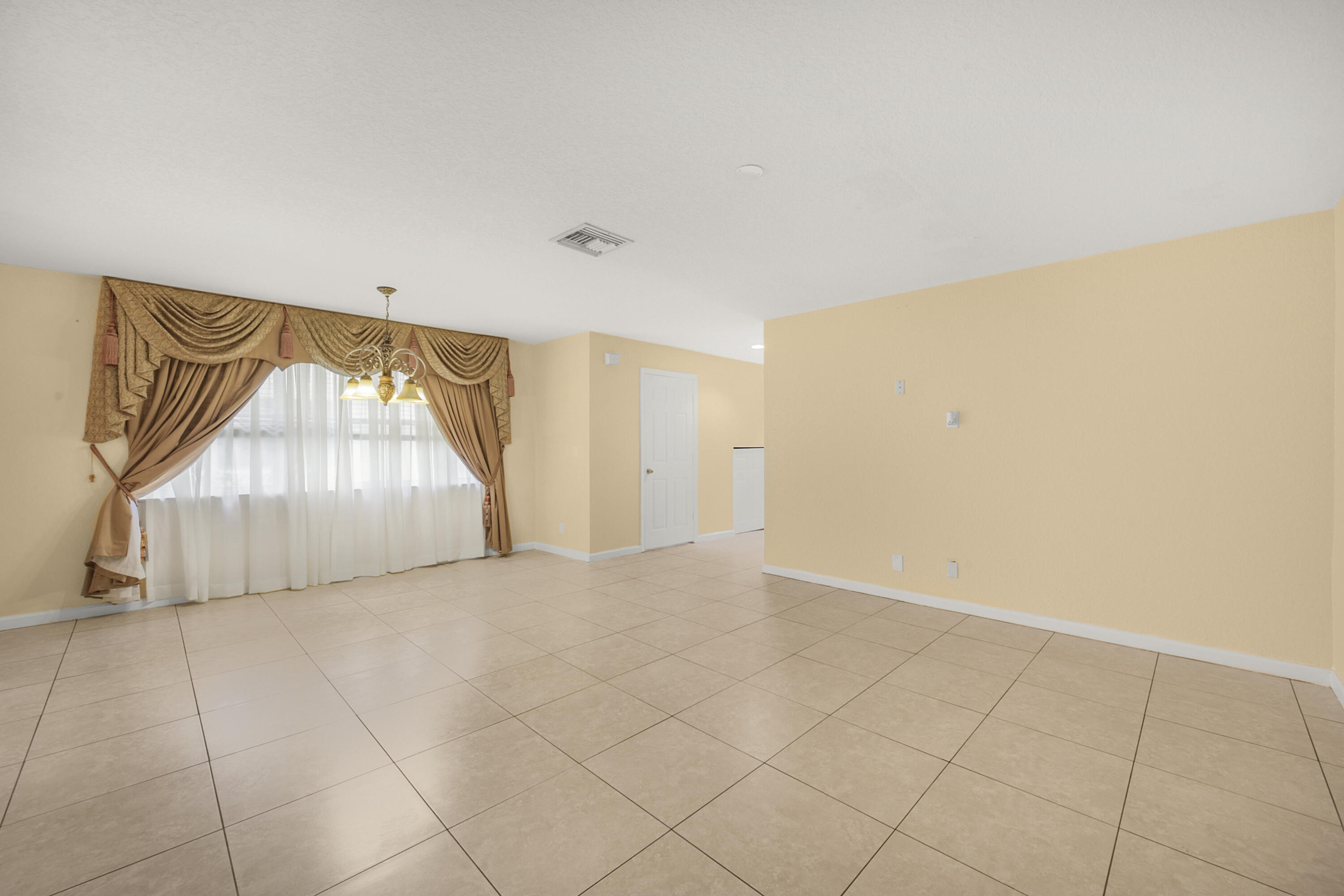 929 Imperial Lake Road West Palm Beach, FL 33413 - Photo 5 of 16 Living Room