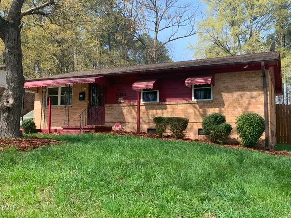 a view of a house with backyard