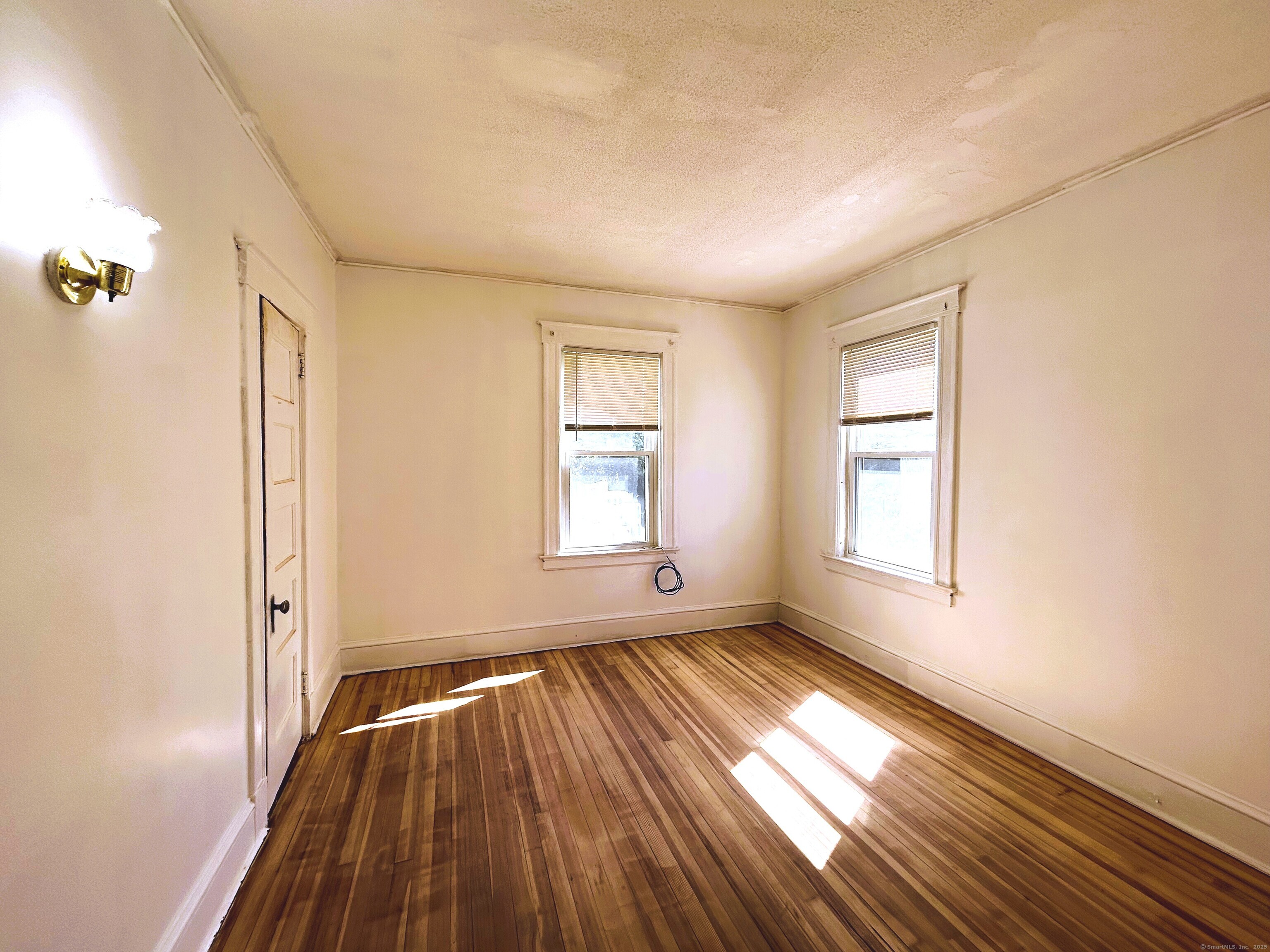 40 Cabot Street Hartford, CT 06112 - Photo 14 of 19 an empty room with windows