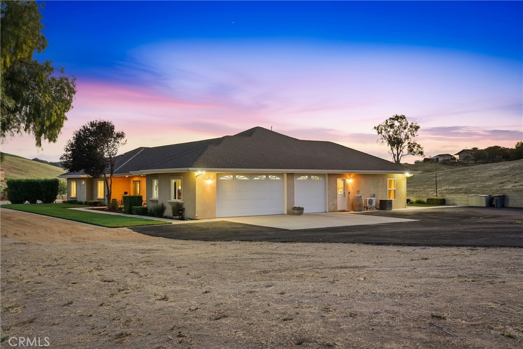 220 Cook Court Templeton, CA 93465 - Photo 4 of 45 a front view of a house with a yard