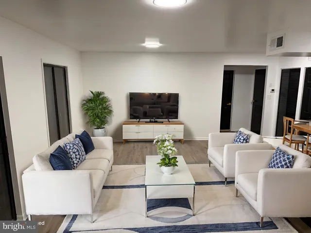 $1,895 | 6982 Hanover Parkway, Unit 203, Greenbelt, MD 20770