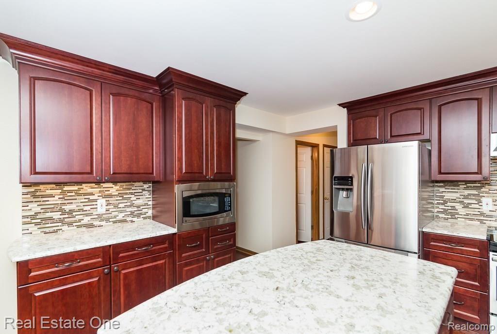 1313 Pembroke Drive Rochester, MI 48307 - Photo 8 of 22