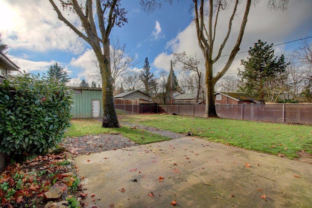 1350 Spring Street Medford, OR 97504 - Photo 3 of 28 yard