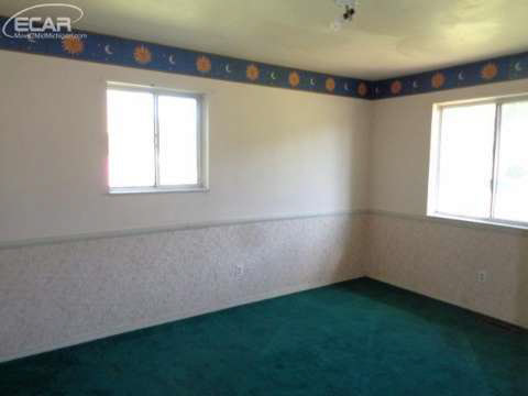 3429 Mackin Road Flint, MI 48504 - Photo 5 of 10 20442175-4.JPG