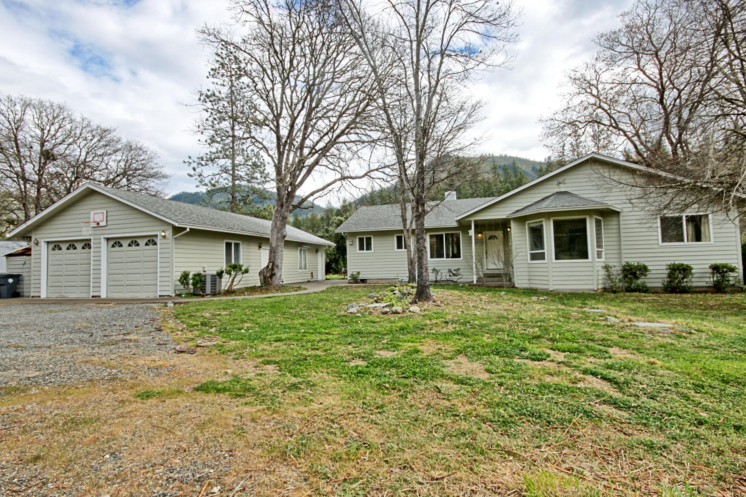 7255 Upper Applegate Road Jacksonville, OR 97530 - Photo 4 of 50 front
