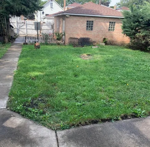 a view of a house with backyard and a garden