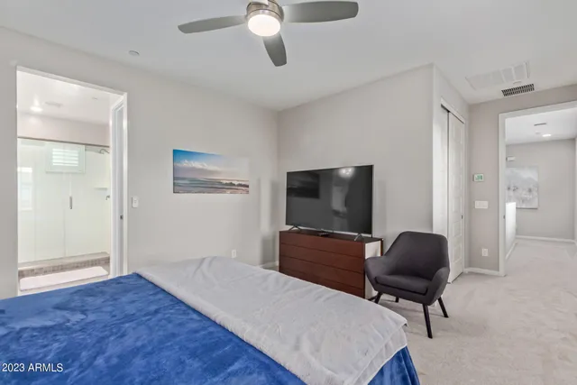 a livingroom with workspace and a window