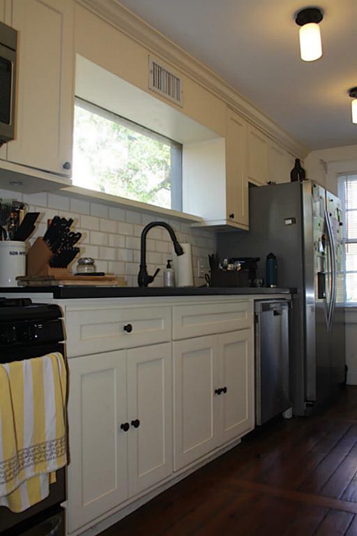 1609 1/2 Kipling Street Houston, TX 77006 - Photo 3 of 11 Home comes with all appliances including Frigidaire gas stove, as well as Whirlpool dishwasher, refrigerator, & microwave. Not pictured: full size stackable washer & dryer in 1st floor utility room.