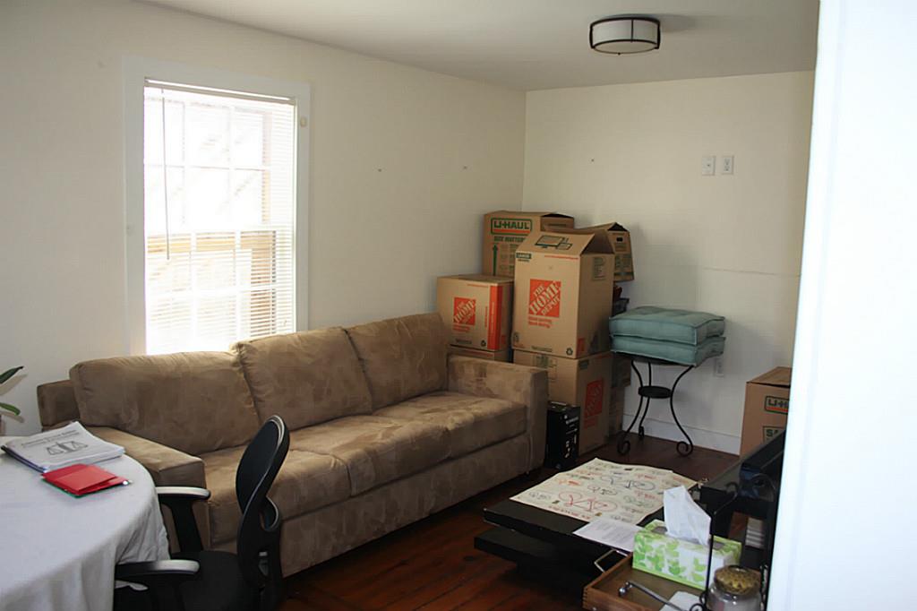 1609 1/2 Kipling Street Houston, TX 77006 - Photo 5 of 11 10x17 SF living room has ample natural light.