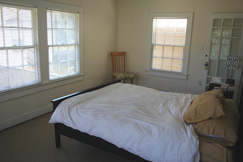 1609 1/2 Kipling Street Houston, TX 77006 - Photo 8 of 11 The 10x17 SF bedroom can comfortably accommodate king sized furniture.